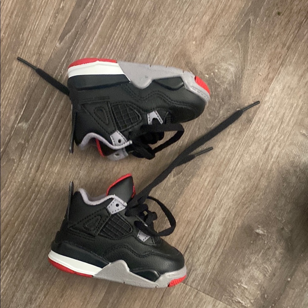 Jordan Black and Red Sneakers Sleek Basketball Style - Picture 2 of 5